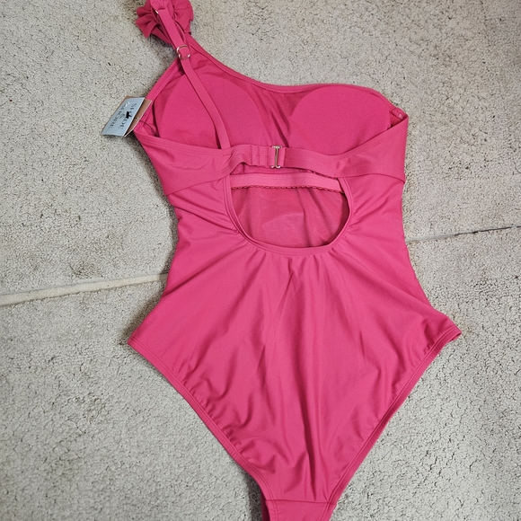 Shade & Shore One-Shoulder Ruched Rose Detail One-Piece Swimsuit Size: Large NWT - Picture 9 of 11